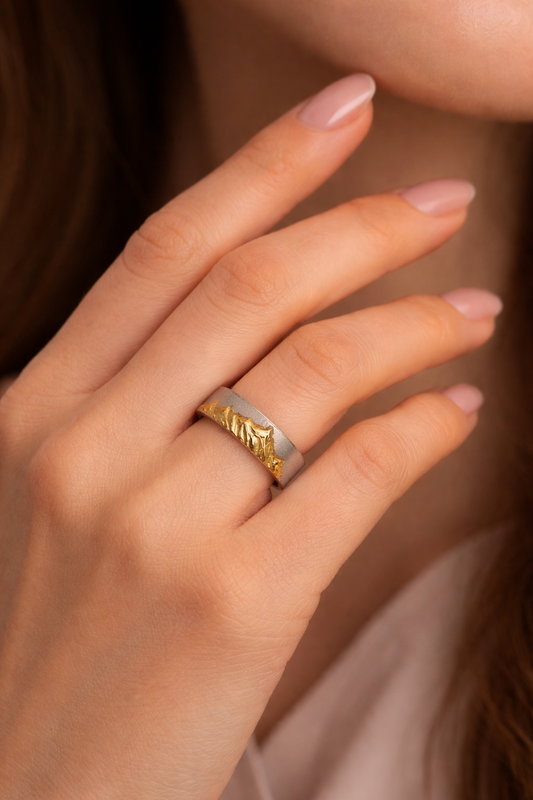 Signatur Ring getragen – individueller Berg als Schmuck aus 999 Silber mit Goldakzent