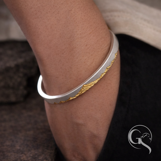 Signatur Armreif getragen – individueller Berg als Schmuck aus 999 Silber und Gold