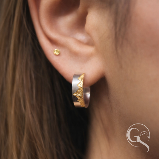 Signatur Ohrstecker getragen – individueller Berg als feiner Schmuck aus Silber und Gold
