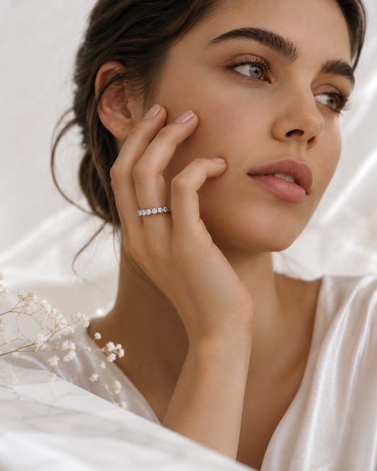 Eira Moissanit Ring aus 925 Sterling Silber mit sieben runden Moissaniten am Finger getragen