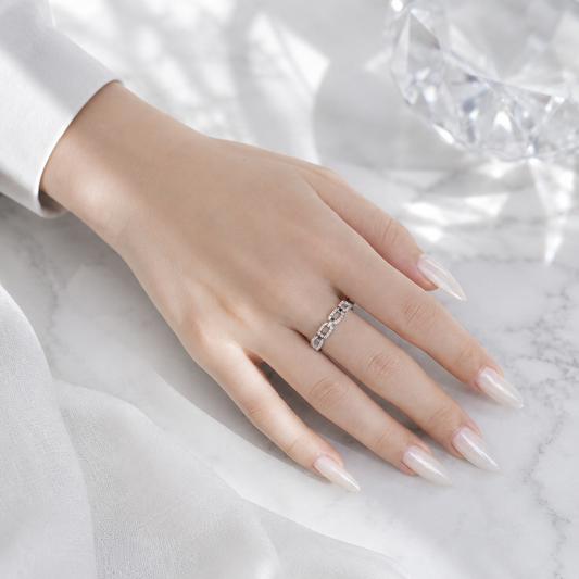 Felsenglanz Moissanit Ring aus 925 Sterling Silber mit mehreren fein gefassten Moissaniten am Finger getragen