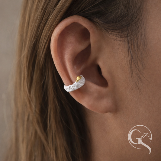 Gipfelclip getragen – minimalistischer Ohrschmuck aus Silber und Gold