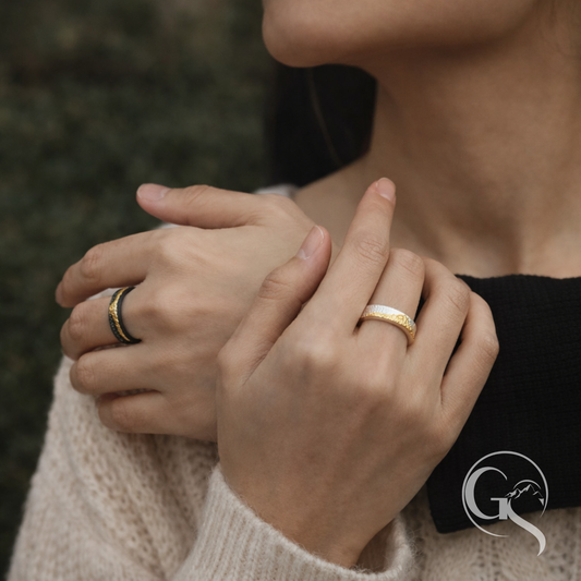 Gipfelkamm Ring getragen – alpiner Schmuck aus Silber und Gold