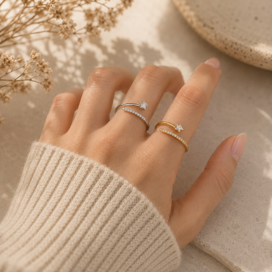Gipfelschnuppe Stern Ringe in Silber und 14K vergoldet mit Zirkonia am Finger getragen