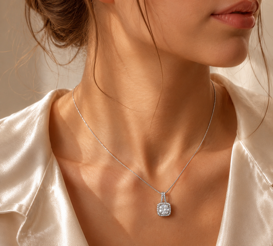 Lucent Moissanit Halskette aus 925 Sterling Silber mit 1 ct Moissanit am Hals getragen