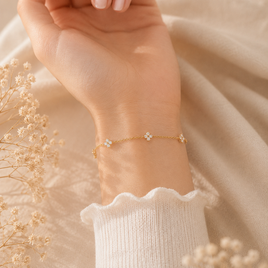 Goldenes Sternenglanz Armband aus 14K vergoldetem 925 Sterling Silber mit Zirkonia-Sternen getragen