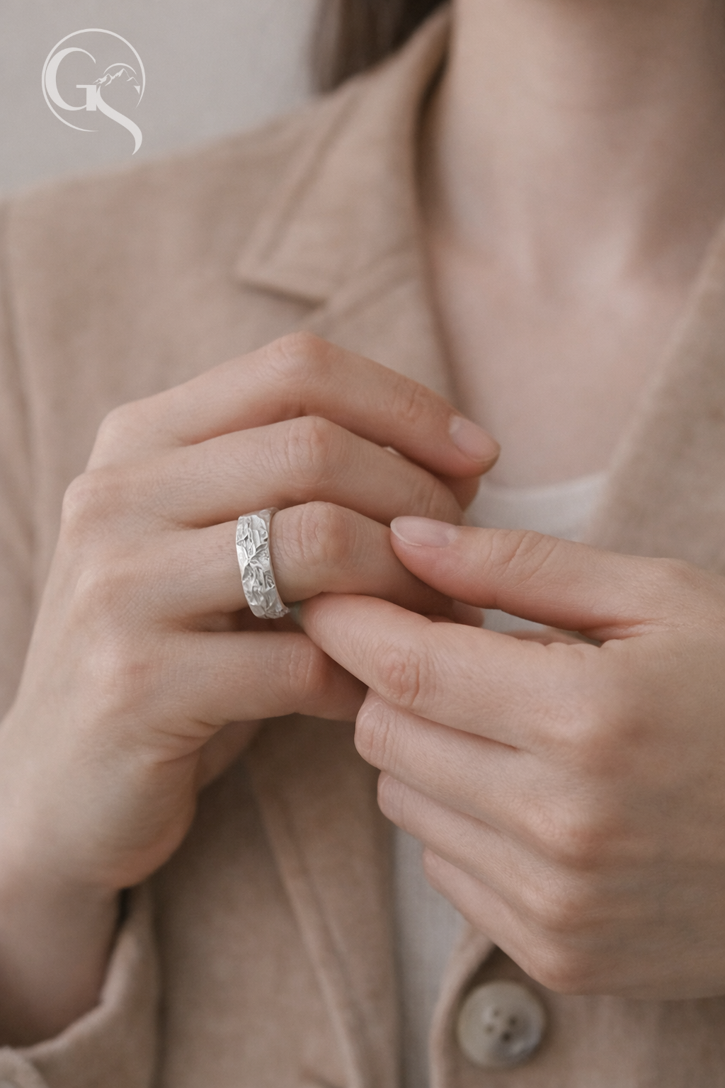 Handcrafted Silberring Kar aus 999 Silber getragen am Finger – alpininspiriertes Design