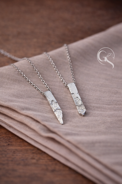 Weitblick Kette aus 999er Silber – handgefertigter Silberanhänger mit alpiner Struktur