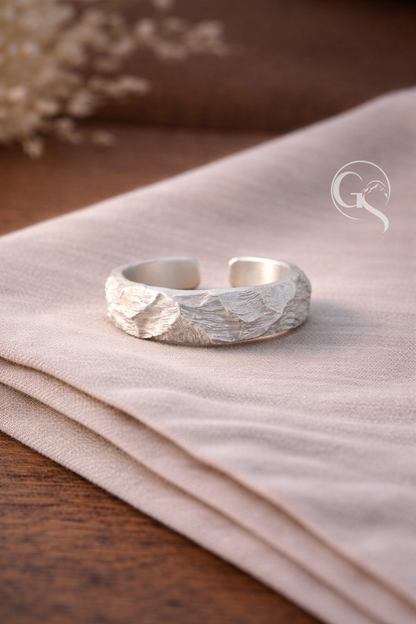 Handgefertigter Silberring Kar aus 999 Silber mit roh strukturierter Oberfläche