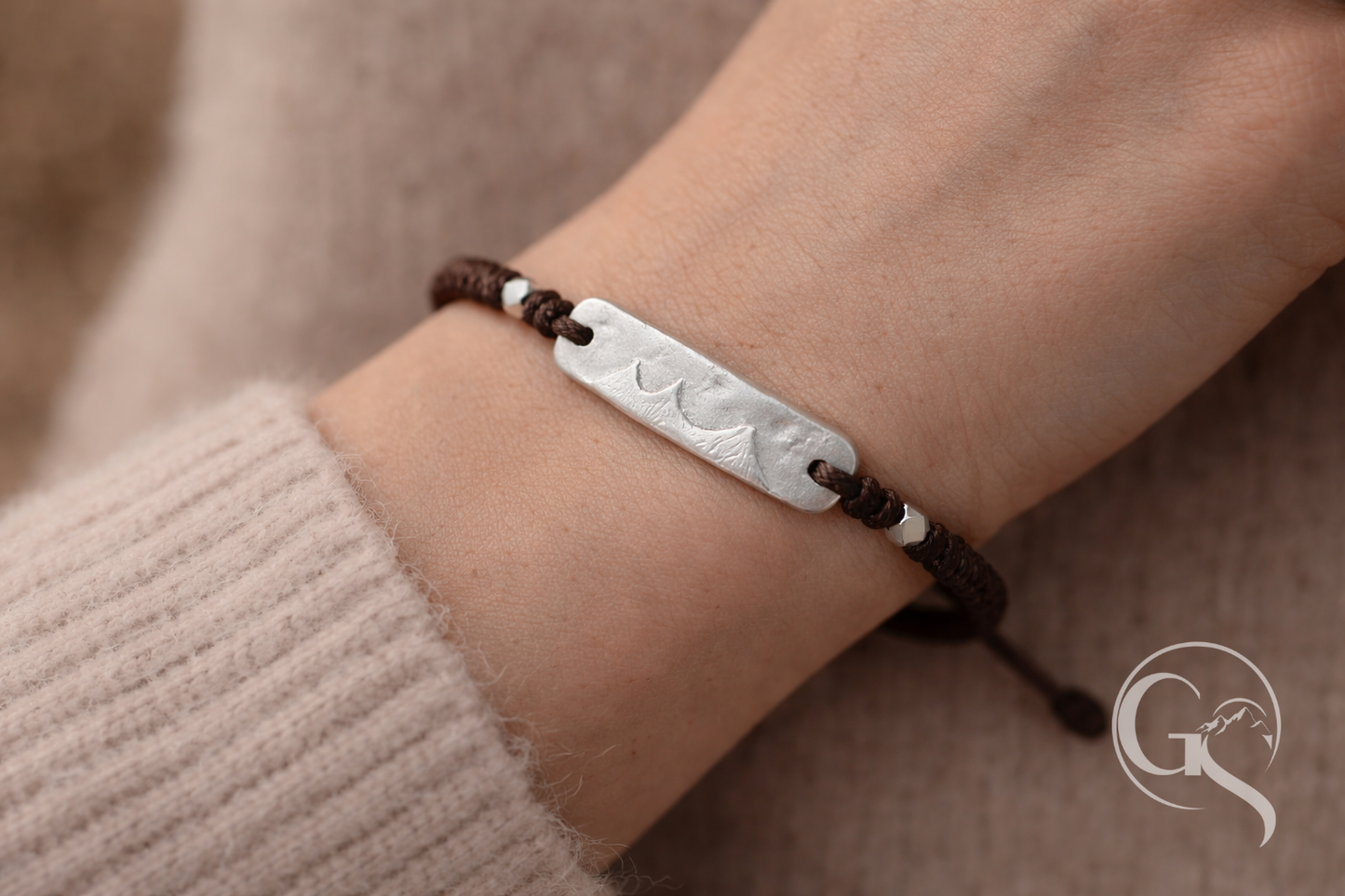 Handgefertigtes Unisex-Armband aus 999 Silber mit Kord am Handgelenk getragen