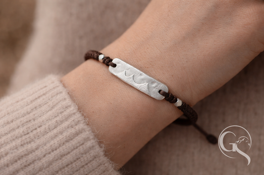 Handgefertigtes Unisex-Armband aus 999 Silber mit Kord am Handgelenk getragen