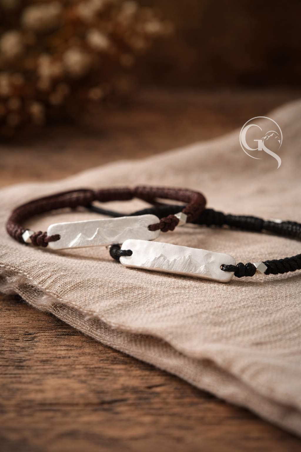 Handgefertigtes Kordarmband aus 999 Silber mit bergpfad-inspirierter Silberplatte