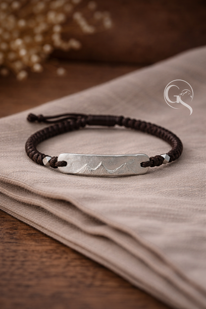 Handgefertigtes Kordarmband aus 999 Silber mit individuell gefertigter Silberplatte