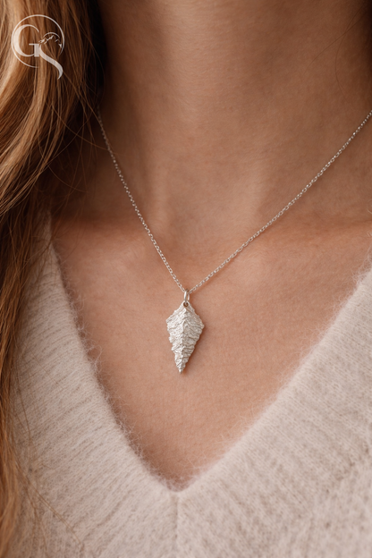 Handgefertigte Kette aus 999 Silber mit bergkamm-inspiriertem Anhänger