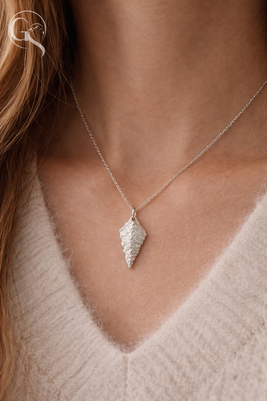 Handgefertigte Kette aus 999 Silber mit bergkamm-inspiriertem Anhänger