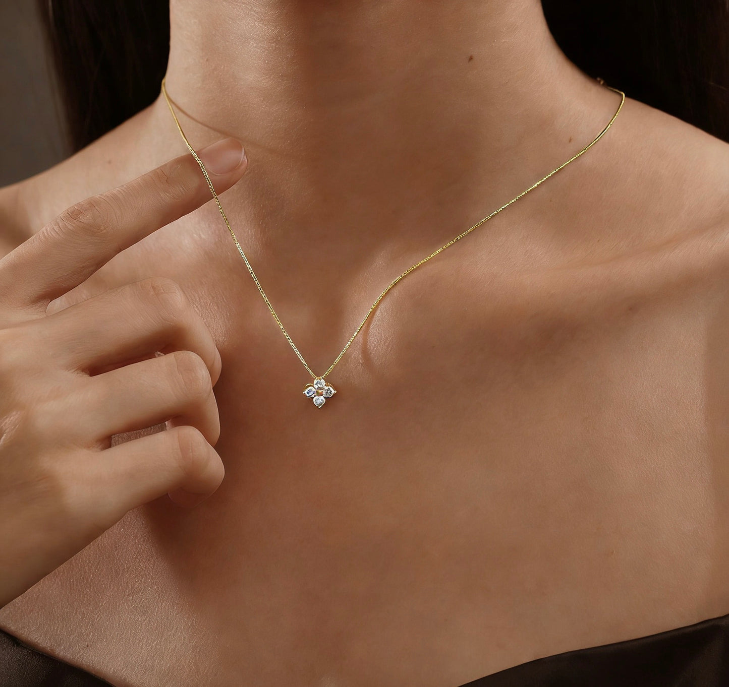 Bergstern Moissanit Halskette aus 925 Sterling Silber mit vier Moissanit-Steinen in Sternform, erhältlich in Silber, Gold und Rosé.