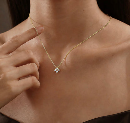 Bergstern Moissanit Halskette aus 925 Sterling Silber mit vier Moissanit-Steinen in Sternform, erhältlich in Silber, Gold und Rosé.