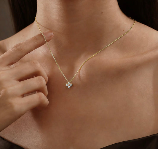 Bergstern Moissanit Halskette aus 925 Sterling Silber mit vier Moissanit-Steinen in Sternform, erhältlich in Silber, Gold und Rosé.