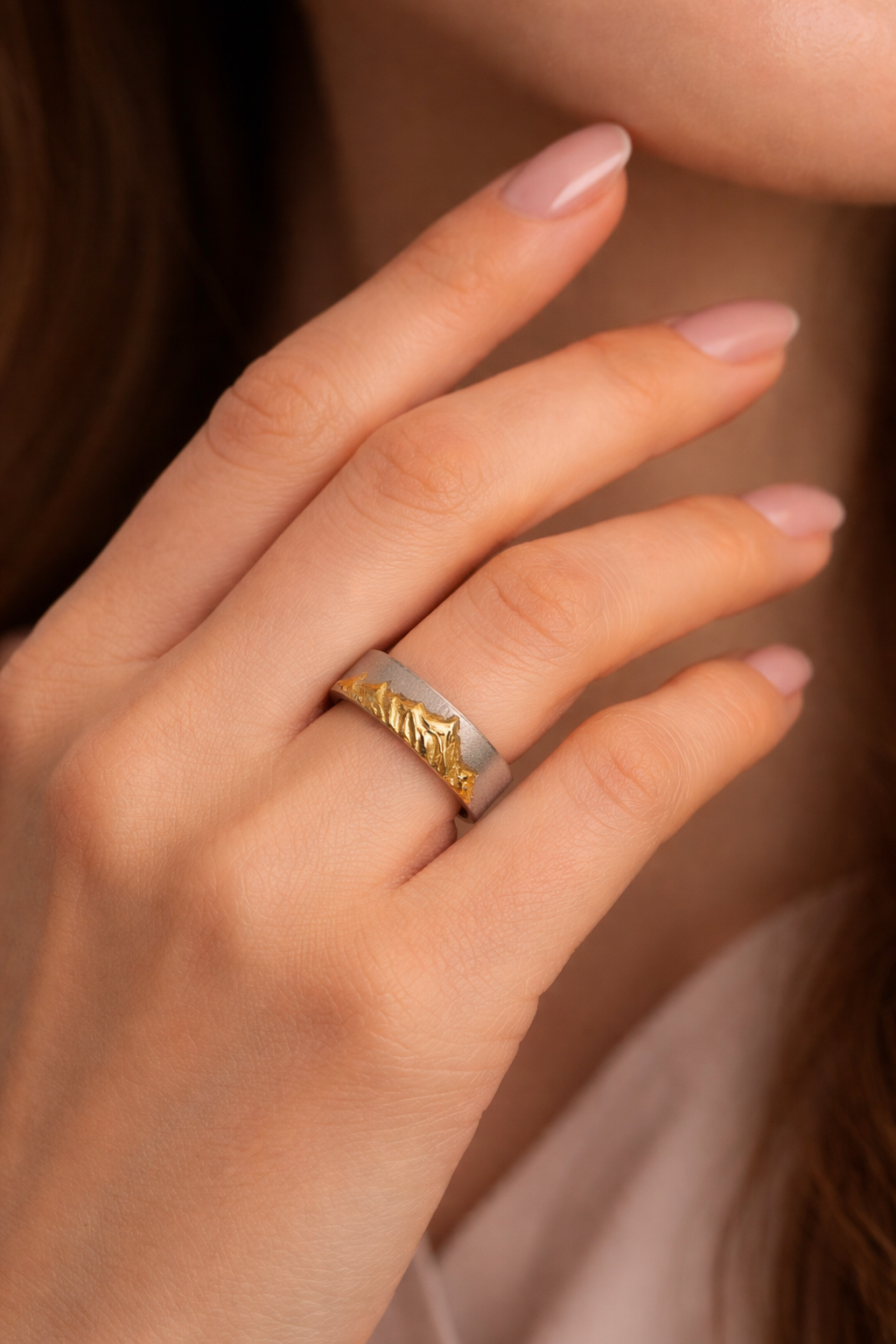 Signatur Ring getragen – individueller Berg als Schmuck aus 999 Silber mit Goldakzent