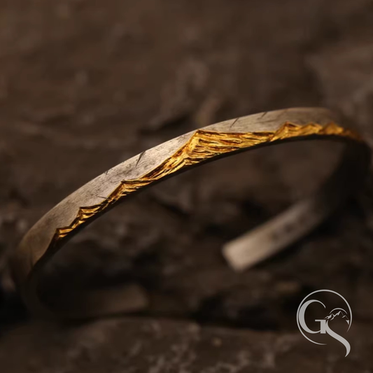 Handgefertigter Signatur Armreif aus 999 Silber mit vergoldeter Bergstruktur – individueller Berg Armreif