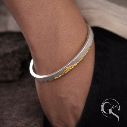 Signatur Armreif getragen – individueller Berg als Schmuck aus 999 Silber und Gold