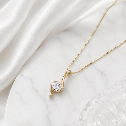 18K vergoldete ALVA Moissanit Halskette aus 925 Sterling Silber mit geschwungenem Anhänger