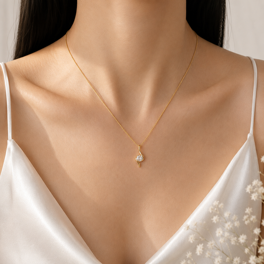ALVA Moissanit Halskette aus 18K vergoldetem 925 Sterling Silber mit 0,5 ct Moissanit am Hals getragen