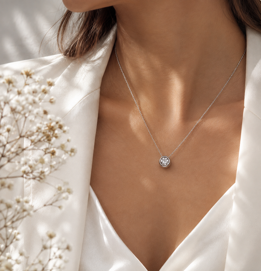 Aurea Moissanit Halskette aus 925 Sterling Silber mit 1 ct Moissanit am Hals getragen