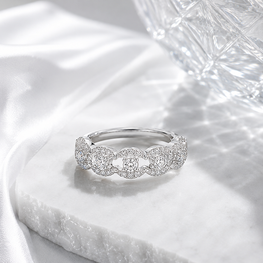 Clara Moissanit Ring aus 925 Sterling Silber mit mehreren fein gefassten Moissaniten als Detailaufnahme
