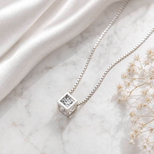 CUBE Moissanit Halskette aus 925 Sterling Silber mit 1 ct Moissanit in geometrischer Würfelfassung
