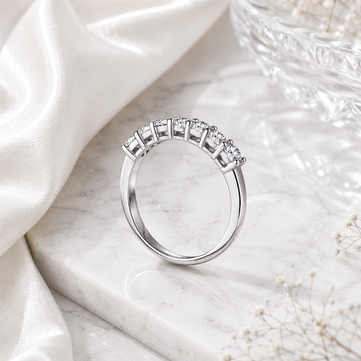 Eira Moissanit Ring aus 925 Sterling Silber mit sieben gefassten Moissaniten in Seitenansicht