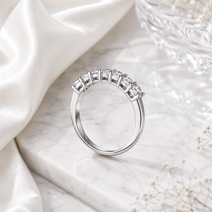 Eira Moissanit Ring aus 925 Sterling Silber mit sieben gefassten Moissaniten in Seitenansicht