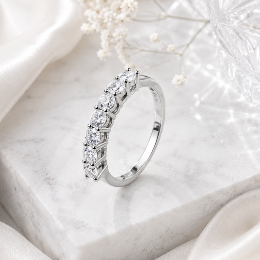 Silberner Eira Ring aus 925 Sterling Silber mit sieben runden Moissaniten in klassischer Krappenfassung