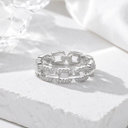 Felsenglanz Ring aus 925 Sterling Silber mit mehreren fein gefassten Moissaniten als Detailaufnahme