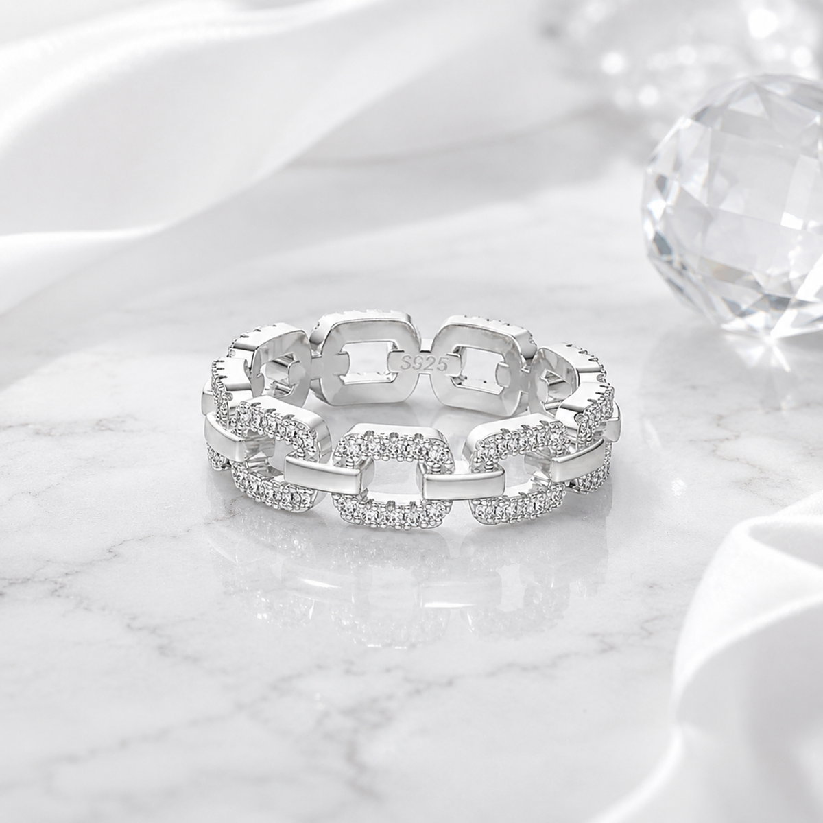 Silberner Felsenglanz Moissanit Ring aus 925 Sterling Silber mit geometrischem Gliederdesign und mehreren Moissaniten