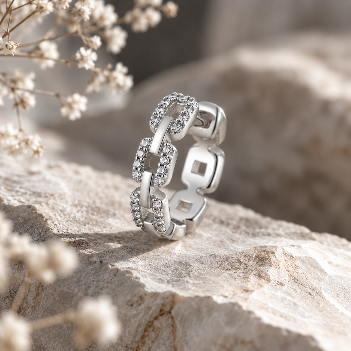 Felsenglanz Ohrringe aus 925 Sterling Silber mit Moissanit im Gliederdesign auf hellem Stein