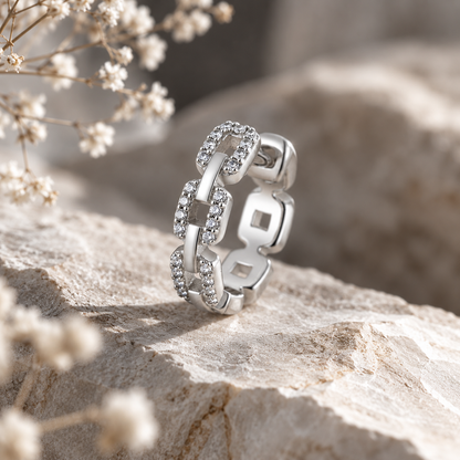 Felsenglanz Ohrringe aus 925 Sterling Silber mit Moissanit im Gliederdesign auf hellem Stein