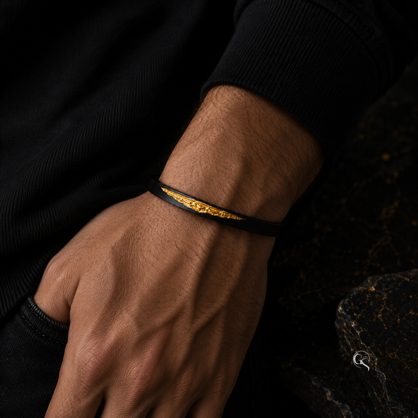 Massiver Armreif aus 999 Silber mit Gold Inlay am Handgelenk getragen – FORGED von Gipfelschimmer