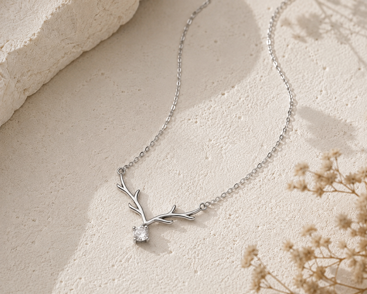 Silberne Geweihkette Alpenglanz aus 925 Silber mit filigranem Geweih-Motiv und funkelndem Stein