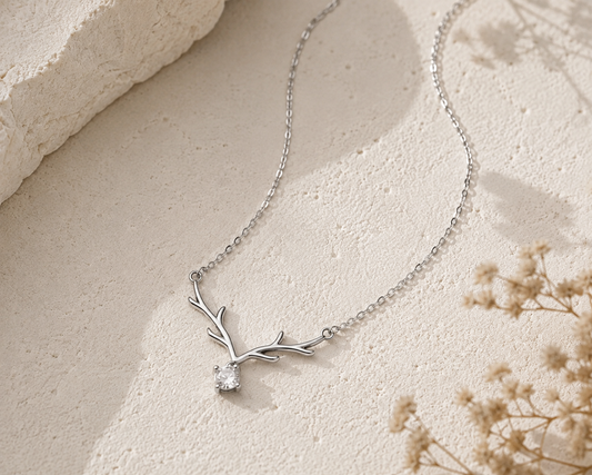Silberne Geweihkette Alpenglanz aus 925 Silber mit filigranem Geweih-Motiv und funkelndem Stein