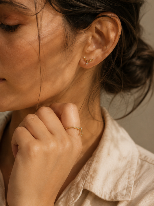 14K vergoldete Geweihohrringe aus 925 Sterling Silber mit Hirschgeweih-Motiv am Ohr getragen