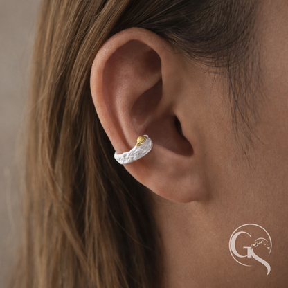 Gipfelclip getragen – minimalistischer Ohrschmuck aus Silber und Gold