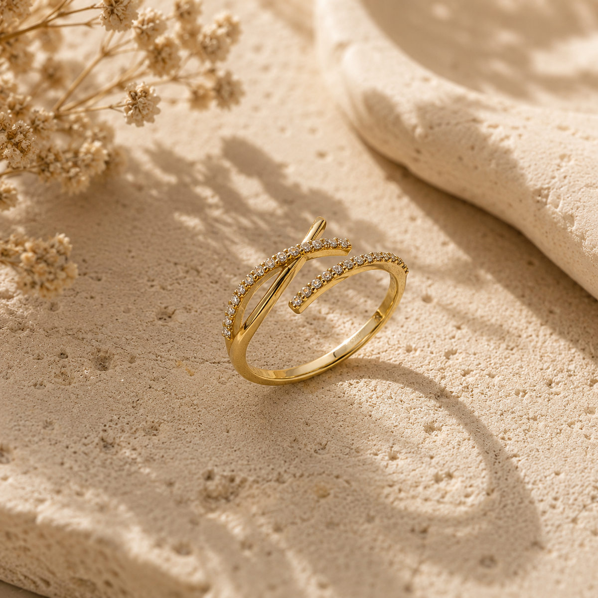 14K vergoldeter Gipfelglanz Ring aus 925 Sterling Silber mit Zirkonia und offenem geschwungenem Design