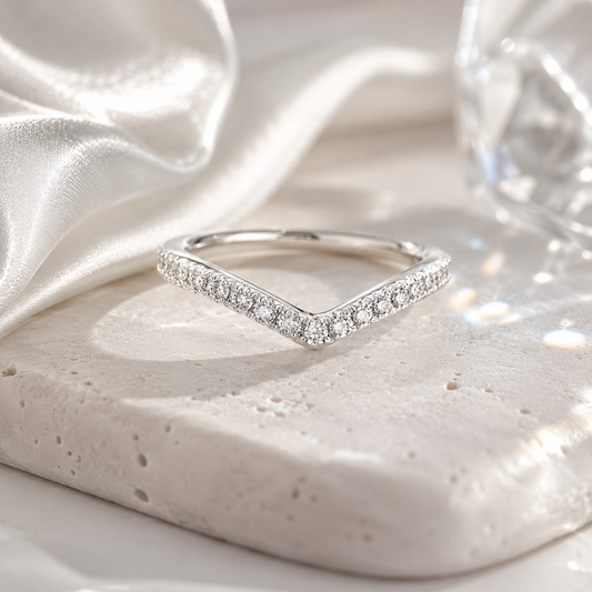 Silberner IVA Ring aus 925 Sterling Silber mit filigraner Moissanit-Reihe und geschwungener V-Form