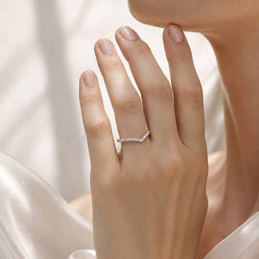 IVA Moissanit Ring aus 925 Sterling Silber mit fein gefassten Moissaniten am Finger getragen