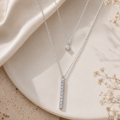 Lichtgrat Halskette in Silber mit langem Zirkonia-Anhänger als Detailaufnahme