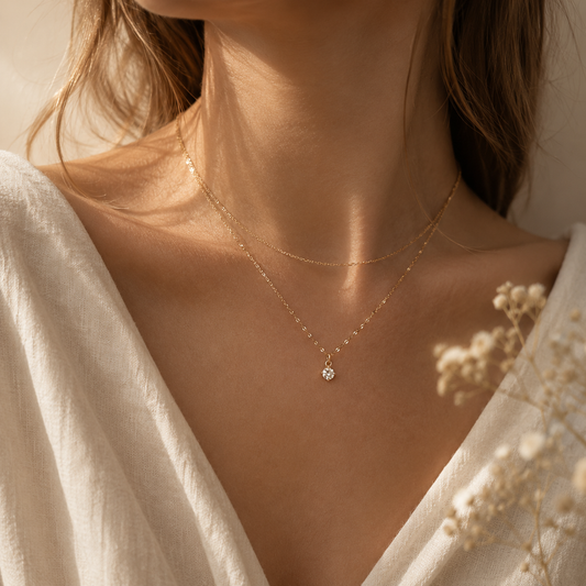 Lichtpfad zweilagige Halskette aus 14K vergoldetem 925 Sterling Silber mit Zirkonia am Hals getragen