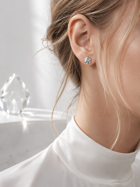 Luma Moissanit Ohrringe aus 925 Sterling Silber mit rundem 0,5 ct Moissanit am Ohr getragen