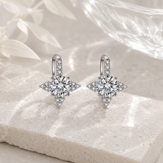 LYRA Moissanit Ohrringe aus 925 Sterling Silber mit rundem Moissanit und funkelndem Steinbesatz