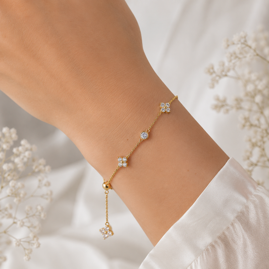 Mira Moissanit Armband aus 18K vergoldetem 925 Sterling Silber mit mehreren Moissaniten am Handgelenk getragen